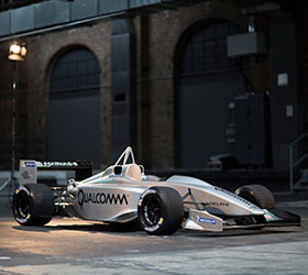 Formula E Yarış Arabası Uzaktan Kumandalı Arabaya Karşı